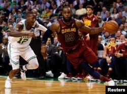 지난 16일 클리블랜드 캐벌리어스의 르브론 제임스가 NBA 2018년 플레이오프 동부 컨퍼런스 파이널 2차전에서 보스턴 세틱스의 테리 로지어를 제치고 있다.