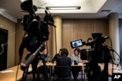 被中国国家监委扣押和调查的中国公安部副部长孟宏伟的妻子格蕾丝·孟2018年10月7日在法国里昂举行记者会，背对摄影机。