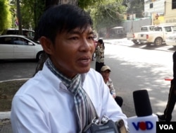 លោក​អួន ឈិន អតីត​អ្នកយក​ព័ត៌មាន​របស់​វិទ្យុអាស៊ីសេរី​ និយាយ​ជាមួយ​អ្នកកាសែត​នៅក្រៅ​តុលាការ​កំពូលក្នុង​ទីក្រុង​ភ្នំពេញ កាលពីថ្ងៃទី​១២ ខែ​កញ្ញា​ ឆ្នាំ​២០១៨។ (ហ៊ុល រស្មី​/VOA)