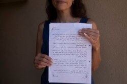 Idit Harel Segal, yang mendonorkan ginjalnya kepada seorang anak Palestina dari Jalur Gaza, memegang surat yang dia tulis dalam bahasa Ibrani untuk calon penerima ginjalnya, di rumahnya di Eshhar, Israel utara, (AP)