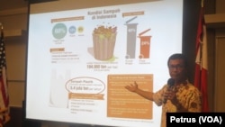 Hermawan Some dari Komunitas Nol Sampah Surabaya memberi paparan mengenai kondisi dan bahaya sampah plastik (Foto: VOA-Petrus Riski).