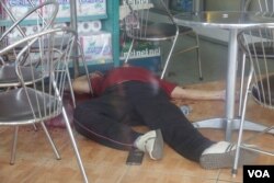 រូបឯកសារ៖ អ្នកវិភាគ​នយោបាយ​ឯករាជ្យ​លោក កែម ឡី ត្រូវ​បាន​ខ្មាន់​កាំភ្លើង​បាញ់​សម្លាប់ កាលពី​ព្រឹក​ថ្ងៃ​អាទិត្យ ទី១០ ខែកក្កដា ឆ្នាំ២០១៦។ (នៅ វណ្ណារិន/VOA)