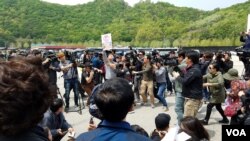 대북 전단 살포에 반대하는 시민단체 소속 회원이 전단 살포 행위를 규탄하고 있다.