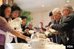 ពលរដ្ឋ​ខ្មែរ-អាមេរិកាំង​រាប់​បាត​ឧទ្ទិស​កុសល​ជូន​វិញ្ញាណក្ខន្ធ លោក កែម ឡីក្នុង​ពិធី​បុណ្យ​ខួប​គម្រប់ ១០០ ថ្ងៃ សព​លោក កែម ឡី នៅ​វត្ត​ពុទ្ធិការាម ក្នុង​ទី​ក្រុង Silver Spring រដ្ឋ Marylandកាល​ពី​ថ្ងៃ​អាទិត្យ ទី១៦ ខែ​តុលា ឆ្នាំ២០១៦។ (ស្រេង លក្ខិណា/VOA)