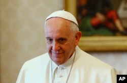 教宗方济各在梵蒂冈（2014年7月）