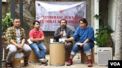Dari kiri ke kanan: Ketua AJI Jakarta Asnil Bambani, Direktur LBH Pers Ade Wahyudin, Sekjen AMSI Wahyu Dhiyatmika dan pengurus AJI Jakarta Fira A. (Foto: VOA/Sasmito Madrim)