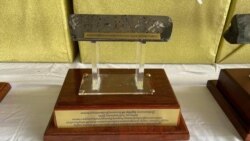 សំណាក​ថ្ម​រ៉ែ​ដែល​មាន​អត្រា​មាស ត្រូវ​បាន​ដាក់​បង្ហាញ​នៅ​ក្នុង​ពិធី​បើក​ដំណើរការ​ការ​ចម្រាញ់​មាស​លើក​ដំបូង​របស់​ក្រុមហ៊ុន Renaissance Minerals (Cambodia) Limited នៅ​តំបន់​អូរខ្វាវ ខេត្ត​មណ្ឌលគិរី ​កាល​ពី​ថ្ងៃ​ទី២១ ខែ​មិថុនា ឆ្នាំ​២០២១។ (ពី​ទំព័រ Facebook/Samdech Hun Sen)