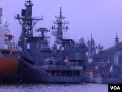 停泊在横须贺日本海上自卫队基地的军舰群（美国之音歌篮拍摄）