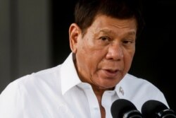 Presiden Filipina Rodrigo Duterte berbicara selama upacara kedatangan vaksin COVID-19 pertama yang tiba di negara itu, di Pangkalan Udara Villamor di Pasay, Metro Manila, Filipina, 28 Februari 2021. (Foto: REUTERS/Eloisa Lopez)