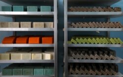 Sabun batangan yang terbuat dari susu unta dipajang di dalam bengkel kerja Lara al-Titi di Irbid, Yordania, 14 Juni 2021. 2021. (REUTERS)