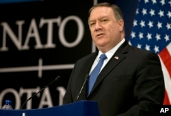Menlu AS Mike Pompeo dalam konferensi pers pada akhir pertemuan para menteri luar negeri NATO di markas NATO di Brussels, 27 April 2018.