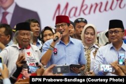Cawapres 02 Sandiaga Uno mengajak massa bernyanyi dalam kampanye terbuka di GOR Ciracas, Jakarta Timur, Senin, 25 Maret 2019. (Foto: BPN Prabowo-Sandiaga)
