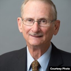 윌리엄 뉴콤 전 미국 재무부 분석관.