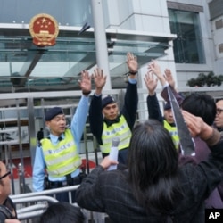 长毛向中联办门口扔黑色纸飞机