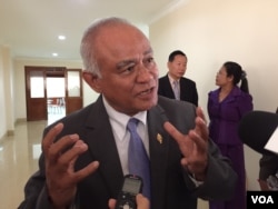 លោក ប៉ុល ហំម ប្រធាន​គណៈកម្មការ​ទី​៣​នៃ​រដ្ឋសភា ​និយាយ​ទៅ​កាន់​អ្នក​សារ​ព័ត៌មាន​ក្រោយ​បញ្ចប់​ការសួរ​ដេញ​ដោល​រដ្ឋមន្រ្តី​ក្រសួង​បរិស្ថាន នៅ​វិមាន​រដ្ឋសភា រាជធានី​ភ្នំពេញ នាថ្ងៃទី​៤ ខែ​មករា ឆ្នាំ​២០១៧។ (កាន់ វិច្ឆិកា/VOA)