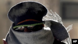 Warga AS di kota St. Louis, negara bagian Missouri harus memakai pakaian berlapis-lapis untuk melawan suhu udara beku di bawah -15 derajat Celcius (7/1).
