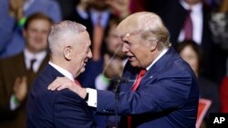 Donald Trump et général des Marine James Mattis à Fayetteville, le 6 décembre 2016.