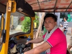 លោក វ៉ន បូរាណ អ្នករត់ម៉ូតូកង់បីដឹកភ្ញៀវទេសចរណ៍ជាតិនិងអន្តរជាតិ ក្នុងខេត្តសៀមរាប កាលពីថ្ងៃទី៩ ខែវិច្ឆិកា ឆ្នាំ២០១៩។ (ធីតា វីន/VOA)