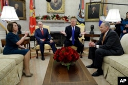 美国总统特朗普、副总统彭斯与参众两院民主党领袖会晤。（2018年12月11日）