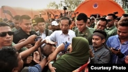 Presiden Joko Widodo menyalami para korban gempa di Lombok Utara, Nusa Tenggara Barat, Senin 13/8 (Courtesy: Setpres RI).