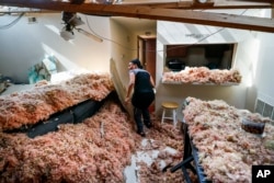 Erika Boanon sprovodi reportere kroz svoj uništen stan, 28. maja 2019. u Trotvudu, Ohajo, nakon što je oluja sa tornadom prošao kroz tu oblast noć pre toga, odnevši krov, dok se ona sklonila sa svojim sinom i psom u plakar u spavaćoj sobi.