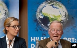 Arhiva - Alis Vajdel i Aleksandar Gauland, glavni kandidati nemačke AfD na generalnim izborima, na konferenciji za štampu u Berlinu, Nemačka, 21. septembra 2017.