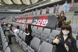 Beberapa manekin terlihat berada di kursi penonton yang kosong sebelum dimulainya pertandingan sepak bola antara FC Seoul dan Gwangju FC di Seoul World Cup Stadium di Seoul, Korea Selatan, 17 Mei 2020.