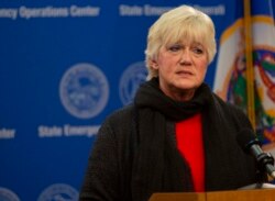 Mary Turner, perawat ICU dan presiden dari Asosiasi Perawat Minnesota (MN Nurses Association), menjelaskan kondisi kerja di rumah sakit saat konferensi pers di St. Paul, Minn. (Foto: dok).