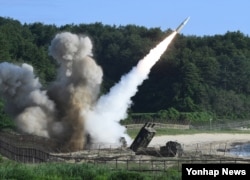 북한의 대륙간탄도미사일(ICBM) 도발에 대응해 5일 열린 미한 연합 탄도미사일 타격훈련에서 주한미군의 에이태킴스(ATACMS) 지대지미사일이 발사되고 있다. 한국 합동참모본부 제공.