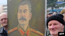 სტალინისტები გორში, "დიდი ბელადის" პორტრეტით