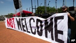 Demonstranti u El Pasu nose transparent sa natpisom "Nije dobrodošao"