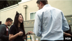 张璐与投资人交谈