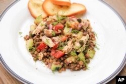 Salad Salmon dan kacang lentil dari resep makanan sehat Melissa d'Arabian, 24 Juni 2017.