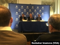 Markaziy Osiyo-Kavkaz Instituti rahbar Fred Starr (o'rtada), AQShning O'zbekistondagi sobiq elchisi Jon Herbst (chapda) va tadqiqotchi Richard Vaytz, Vashington, 22-yanvar, 2018