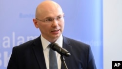 Police speaker Georg Ungefug talks to the media, May 3, 2019 at a press conference in Wiesbaden, Germany.