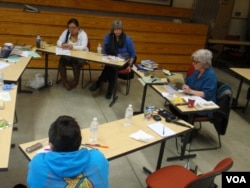 Author LLyn De Danaan (right) discusses her biography of Katie Gale with students at The Evergreen State College in Olympia, Washington. (T. Banse/VOA)