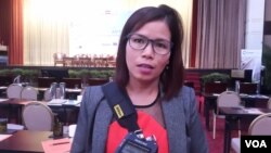 លោកស្រី សៅ ចរិយា ប្រធាន​គ្រប់គ្រង​ផ្នែក​ធនធាន​មនុស្ស និង​ការទទួល​ខុស​ត្រូវ​ផ្នែក​សង្គម​របស់​ក្រុមហ៊ុន Raytecs Cambodia ផ្ដល់​បទ​សម្ភាសន៍​ដល់ VOA ​កាល​ពី​ថ្ងៃទី២៧ ខែមេសា ឆ្នាំ២០១៧។ (អ៊ិត សូធឿត/VOA)