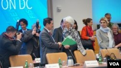 Menko Kemaritiman Luhut Binsar Panjaitan berbicara dengan Direktur IMF, Christine Lagarde di sela-sela Spring Meetings hari Rabu (18/4).