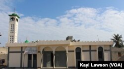 Une façade de la mosquée de Baguida, Lomé, Togo, 9 août 2016. (VOA/Kayi Lawson)