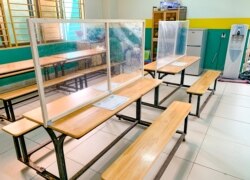 សកម្មភាព​រៀបចំ​ដាក់​ឲ្យ​មាន​គម្លាត​នៅតាម​ទីធ្លា និង​ក្នុងថ្នាក់​របស់​សាលារៀន​វ៉េស្ទឡាញន៍ នៅទីក្រុងភ្នំពេញ ថ្ងៃទី​៧ ខែកក្កដា ឆ្នាំ​២០២០។ (ធីតា វីន/វីអូអេ)