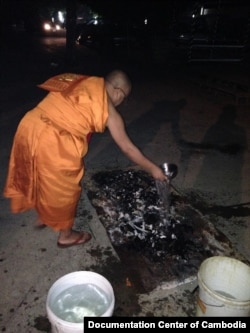 Samdech Preahmoha Areyavong, and Venerable Sao Chanthol give blessing to Youk Chhang's sister ashes at 5:30 am after being cremated on January 21, 2015. (Courtesy of Youk Chhang/Documentation Center of Cambodia)