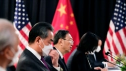 中共政治局委员杨洁篪（中）和中国外长王毅在阿拉斯加美中高层会谈上（路透社2021年3月18日）