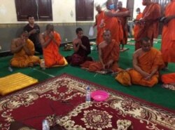 រូបឯកសារ៖ ព្រះសង្ឃ​៥អង្គ​ដែល​គង់​លើ​កម្រាលព្រំ​នៅ​វត្តថាន់ ស្ថិត​ក្នុងចំណោម​ ព្រះសង្ឃ​៨អង្គ ដែល​និមន្ត​មក​ពី​ខេត្តបាត់ដំបង។ (រូបថត​ពី​ទំព័រ​ហ្វេសប៊ុក​របស់​ក្រុម​យុវជន​ខ្មែរថាវរៈ កញ្ញា​ឈឿន ដារ៉ាវី)