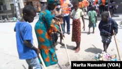 Des familles entières aident à nettoyer Abidjan de ses ordures.