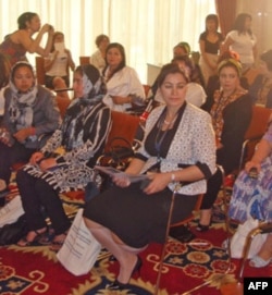 O'zbekistondan biror qatnashchi ko'rinmaydi, AQShning Toshkentdagi elchixonasi xodimlarini hisobga olmaganda