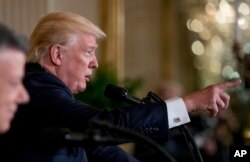 Trump na konferenciji za novinare u Beloj kući sa predsednikom Kolumbije Huanom manuelom Santosom