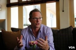 លោក Jonathan Friedland នាយក​ផ្នែក​ទំនាក់​ទំនង​របស់​បុស្តិ៍ទូរទស្សន៍​ Netflix​ កំពុង​ផ្តល់​បទសម្ភាសន៍​ជាមួយ​ VOA បន្ទាប់​ពីសន្និសីទកាសែត​សម្ភោធខ្សែភាព​យន្ត «មុនដំបូង​ខ្មែរក្រហម​សម្លាប់​ប៉ារបស់ខ្ញុំ» កាល​ពី​ថ្ងៃទី​១៨ កុម្ភៈ ២០១៧ នៅ​ខេត្ត​សៀមរាប ប្រទេស​កម្ពុជា។(កាន់ វិច្ឆិកា/VOA)