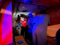 Seorang pasien yang menderita COVID-19 dipersiapkan untuk dievakuasi dengan ambulans di luar rumah sakit Ibnu Khatib, setelah kebakaran akibat ledakan tangki oksigen di Baghdad, Irak, 25 April 2021. (Foto: REUTERS/Thaier Al-Sudani)