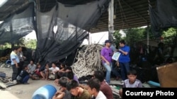 រូបឯកសារ៖ កម្មករ​ធ្វើការ​នៅ​លើទូកនេសាទ​ថៃ។