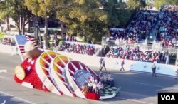 今年玫瑰花车游行表扬二战日裔美国军人的花车（美国之音国符拍摄）